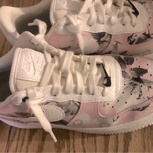 Floral Nike shoes size 8 woman’s great condition